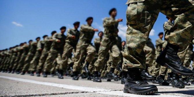 Sözleşmeli er alımları ertelendi