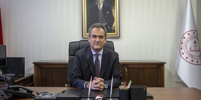 MEB'den sağlık çalışanlarına günde 10 bin adet tek kullanımlık önlük