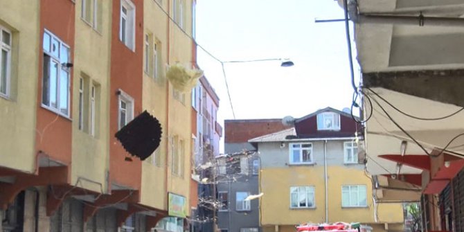 Rüzgarda uçan çatı karşı apartmandaki dairenin içine girdi