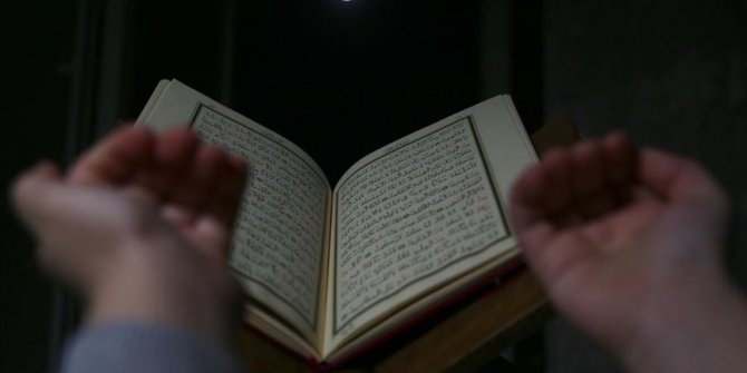 Berat Kandili'nde dualar evlerden yükseldi