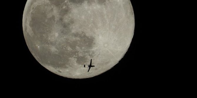 Türk İHA'sı dolunayın önünden geçerken objektife yansıdı