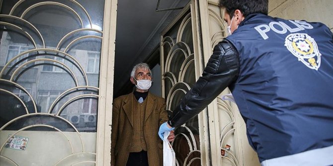 İstanbul'da 65 ve üzeri yaştaki vatandaşlara ücretsiz kolonya ve maske dağıtımına başlandı