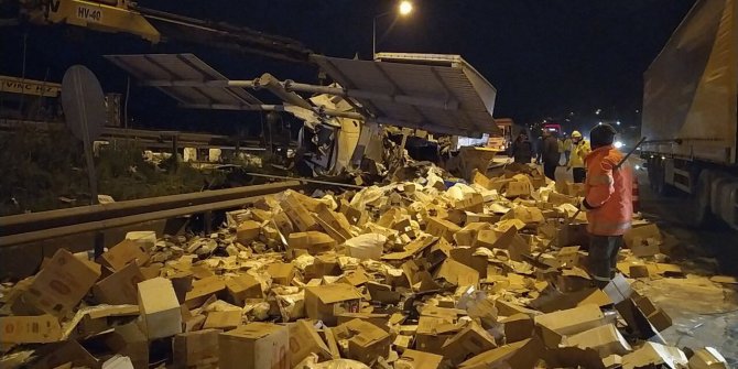 Kolonya ve dezenfektan yüklü tır bariyerlere çarptı