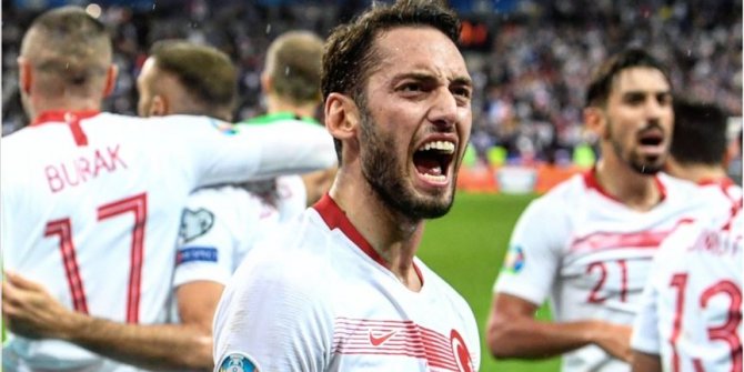 Milli futbolcu Çalhanoğlu'ndan 'Virüse pas yok, evde kalıyoruz' mesajı