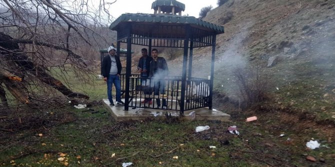 Yasağa rağmen piknik yapıp mangal yaktılar!