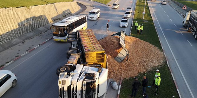 Kontrolden çıkan TIR devrildi, dorsesindeki talaş yola saçıldı