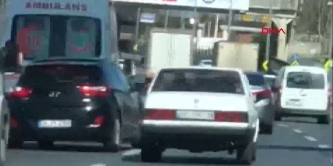 Bakırköy D-100'de makas atan otomobil kamerada