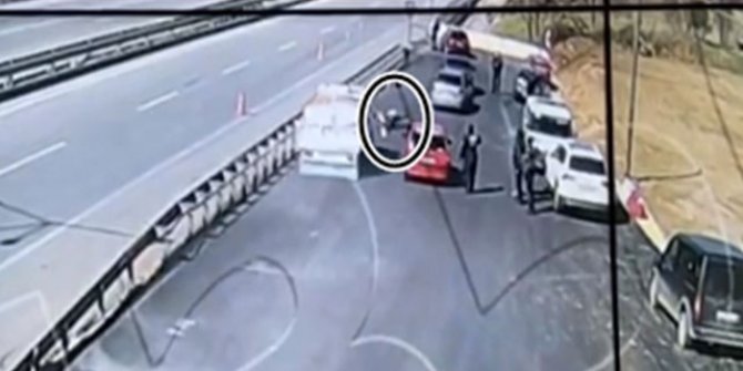 Denetimdeki acil tıp teknisyenine kamyonetin çarpma anı kamerada