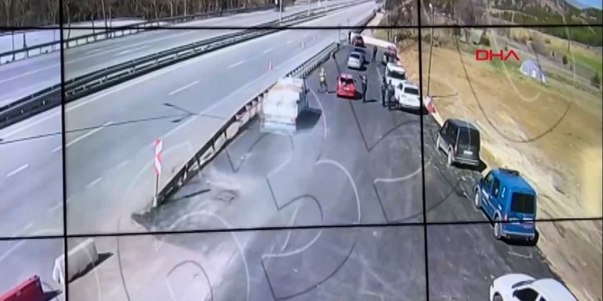Denetimdeki acil tıp teknisyenine kamyonetin çarpma anı kameraya yakalandı