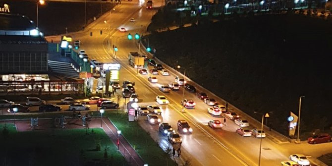 Sokağa çıkma yasağıyla birlikte ekmek kuyrukları oluştu