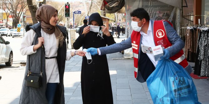 Keçiören Belediyesi Bir Günde 20 Bin Adet Maske Dağıttı