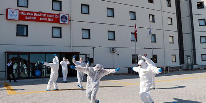 Burdur'da karantinadaki 145 kişi, yöresel oyunlarla evlerine gönderildi