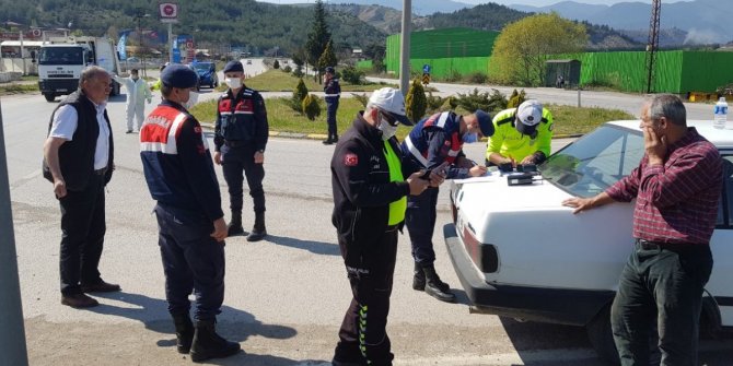 Trafik kazası sonrası sosyal mesafeli tartışma
