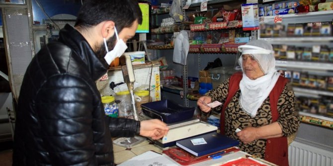 Vatandaşların 15 bin liralık bakkal borcunu ödedi