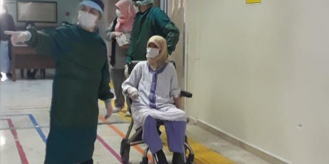 Samsun'da koronavirüsü yenen 99 yaşındaki kadın alkışlarla taburcu edildi