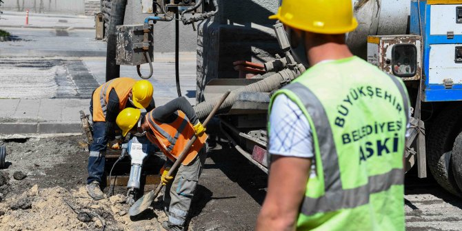 ASKİ ekipleri Ulus’taki eski atık su hattını yeniliyor