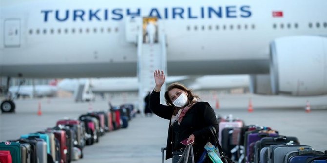 İngiltere'deki 337 Türk vatandaşı THY uçağıyla Ankara'ya getirildi