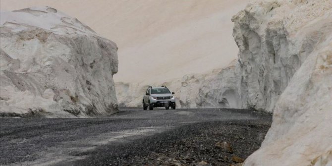 Çığ felaketinin yaşandığı ve 42 kişinin hayatını kaybettiği yol kardan temizlendi