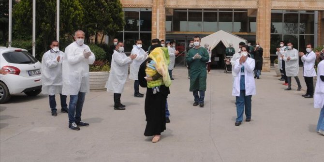 Koronavirüsü yenen bebek alkışlarla taburcu edildi