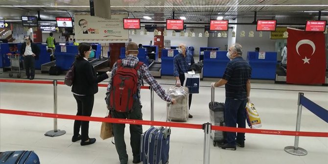 Bangladeş'teki Türk vatandaşları yurda doğru yola çıktı
