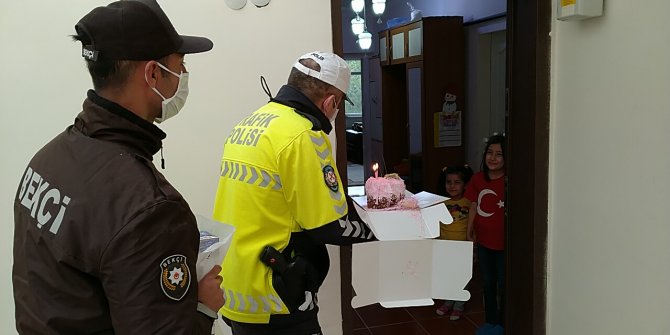 Polis amcalarından doğum günü sürprizi