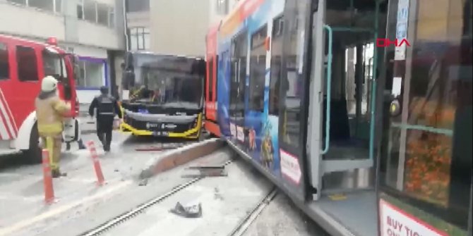 Sultangazi'de raydan çıkan tramvay otobüse çarptı