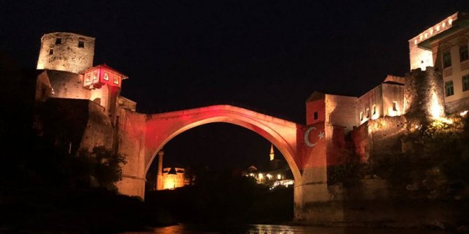 Mostar Köprüsü, Türk bayrağının renklerine büründü