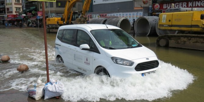 Kadıköy'de cadde göle döndü