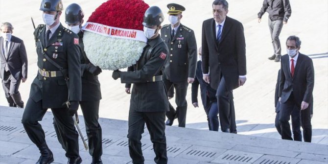 Bakan Selçuk Anıtkabir'i ziyaret etti