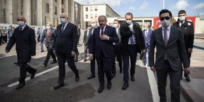 Meclis Başkanı Şentop Anıtkabir'e çelenk bıraktı