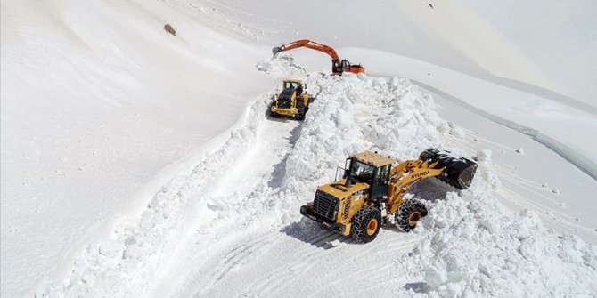 Van-Bahçesaray kara yoluna çığ düştü
