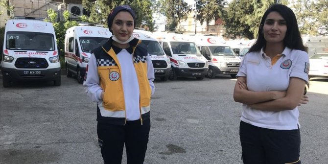 Paramedik kardeşler 'omuz omuza' koronavirüsle mücadele ediyor