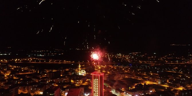 Havai fişeklerle gökyüzünde renk cümbüşü yaşandı