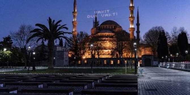 Sultan Ahmet Meydanı'nda koronavirüs sessizliği