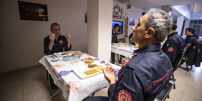 İtfaiyeciler bir kulakları ezanda, diğer kulakları telsizde oruç açtı