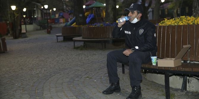 Görev başındaki polisler iftarlarını kumanya ile açtı