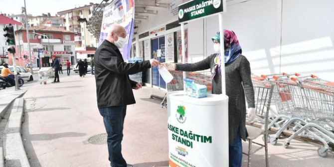 Mamak Belediyesi 14 farklı noktada ücretsiz maske dağıtıyor