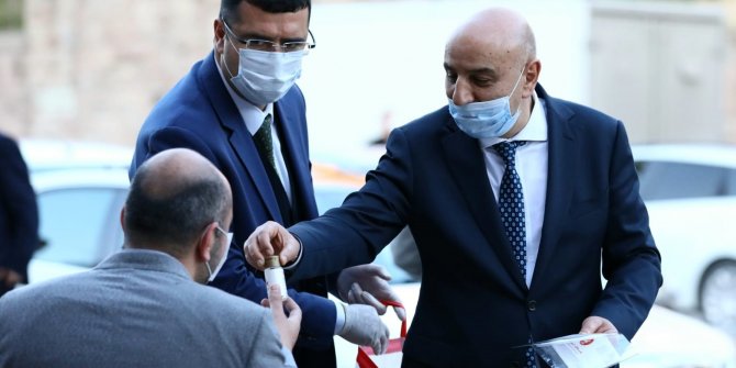 Başkan Altınok hem denetim yapıyor hem de maske dağıtıyor