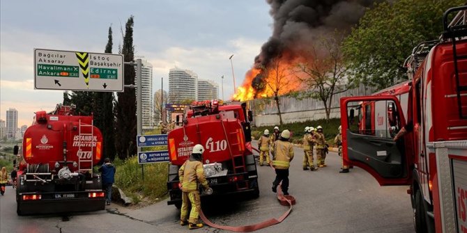İstanbul'da ambalaj atığı toplama ve ayırma tesisinde yangın