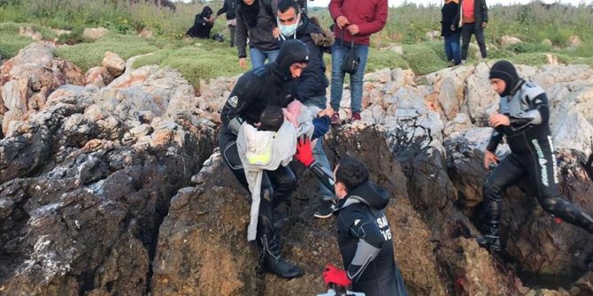 İzmir'de Yunan sahil güvenliğinin Türk kara sularına ittiği sığınmacılar kurtarıldı