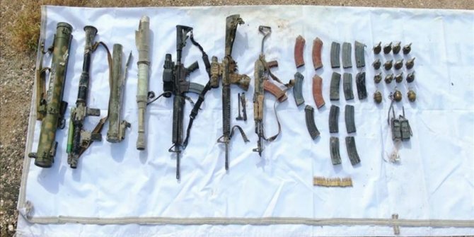 Hakkari hududu ile Barış Pınarı bölgesinde çok sayıda silah ve mühimmat ele geçirildi