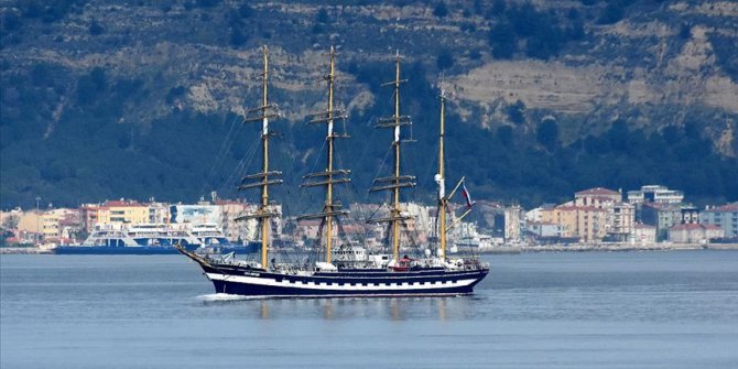 Dünyanın ikinci büyük yelkenli eğitim gemisi Çanakkale Boğazı'ndan geçti