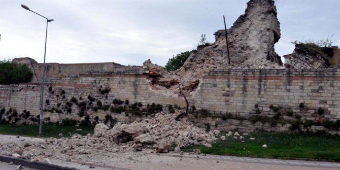 Topkapı'da tarihi surlarda çökme meydana geldi