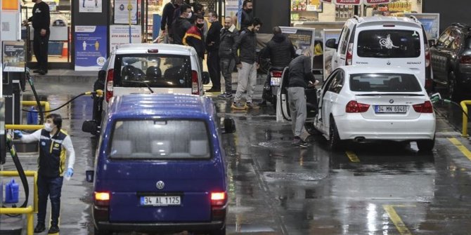 İstanbullular sokağa çıkma kısıtlamasının bitmesiyle akaryakıt istasyonlarına akın etti