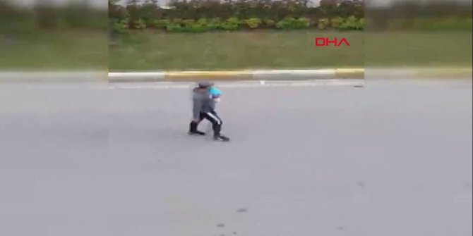Sokak ortasında dehşet! Bebeğinin boğazına bıçak dayadı