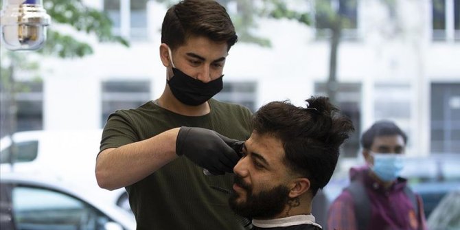 Almanya'da kuaför ve berberler yeniden açıldı