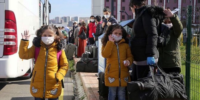 Sivas'ta karantina süresi sona eren 574 kişi memleketlerine uğurlandı