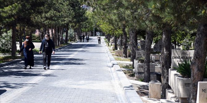 Başkentte mezarlıklar ziyarete açıldı