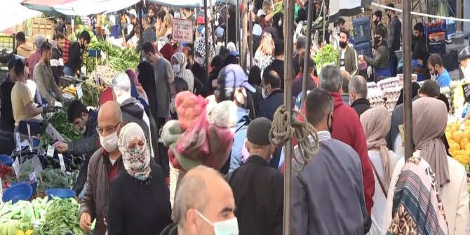 Beylikdüzü'ndeki pazarda dikkat çeken kalabalık