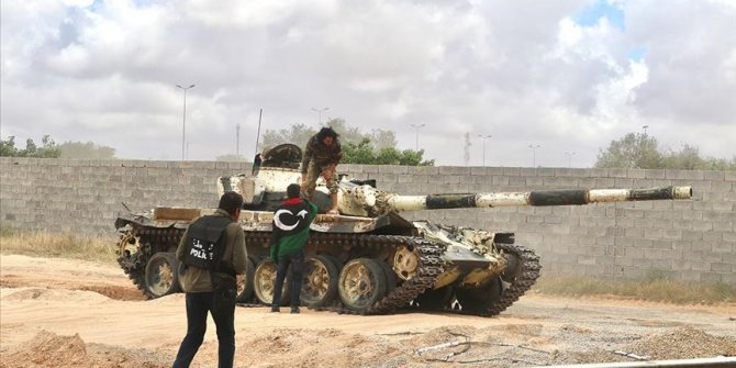Vatiyye Hava Üssü’nde bulunan 6 Hafter milisi Libya Ordusuna teslim oldu